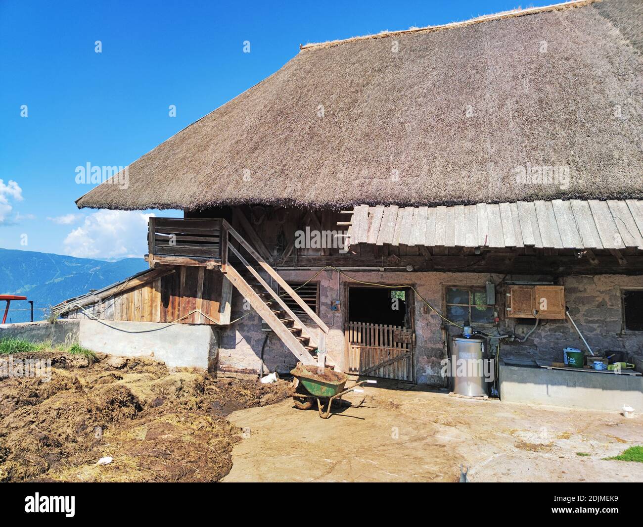 El techo de junco en este edificio estable tirolés del sur El Valle del Adige es una rareza nacional Foto de stock