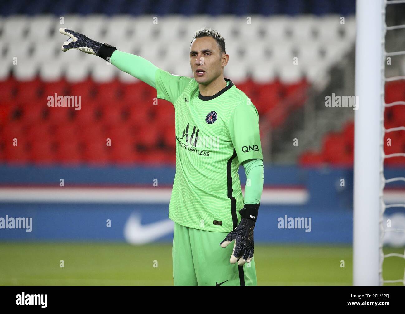 Portero del PSG Keylor Navas durante el campeonato francés Liga 1 partido  de fútbol entre Paris Saint-Germain (PSG) y Olympique Lyonnais (OL) el 13  de diciembre de 2020 en el estadio Parc