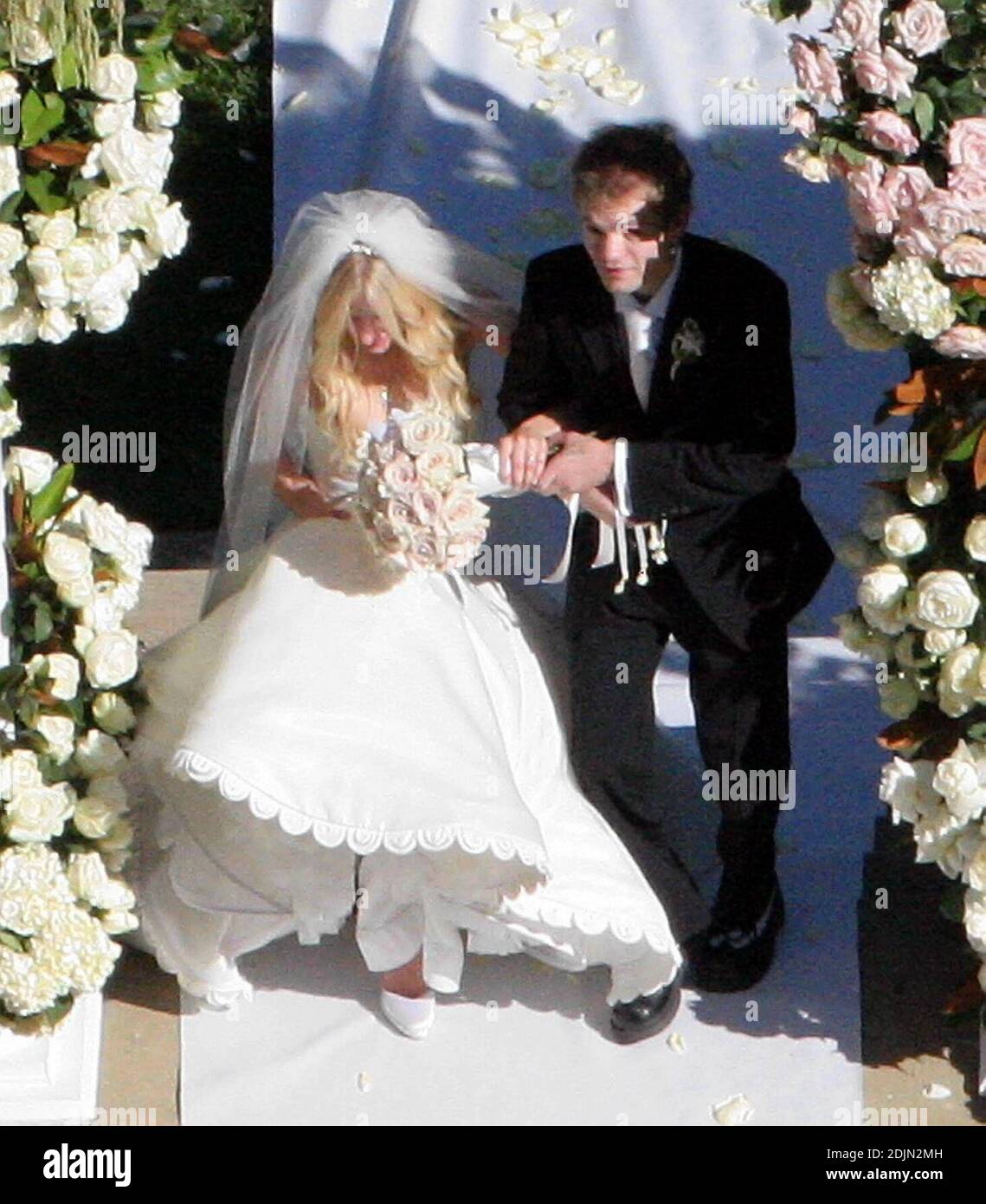 Avril Lavigne se casó con su novia, Deryck Whibley, en una romántica  ceremonia al aire libre, no confesional el sábado a las 5pm en una finca  privada en Montecito, CA. La novia,