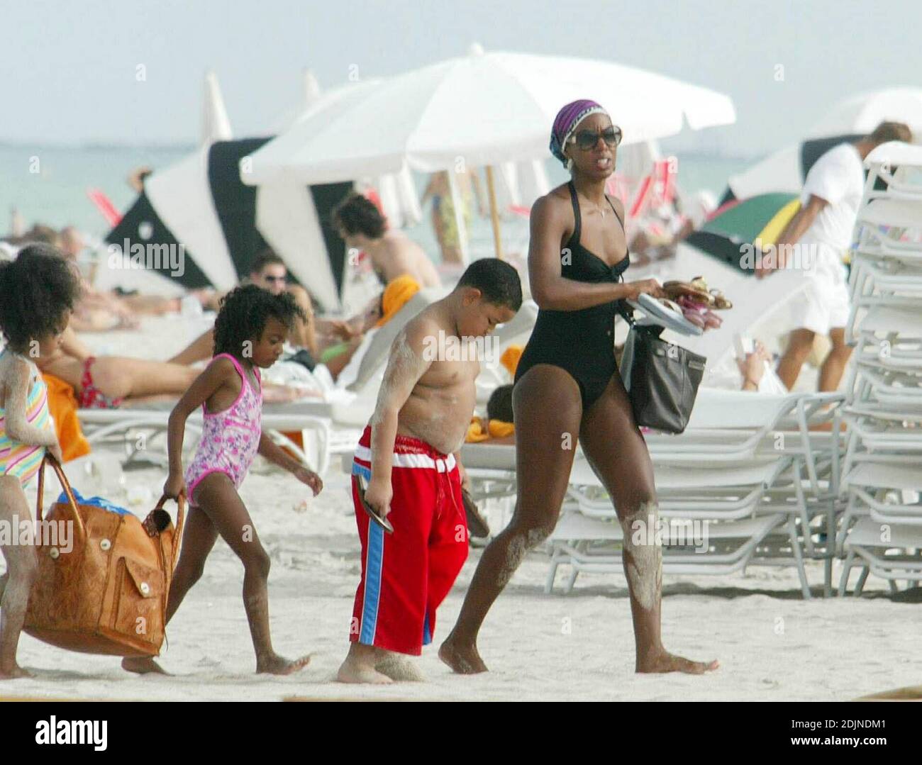¡exclusivo! Kelly Rowland of Destiny's Child juega en la arena con sus pequeños amigos en Miami Beach. 07/29/06 Foto de stock