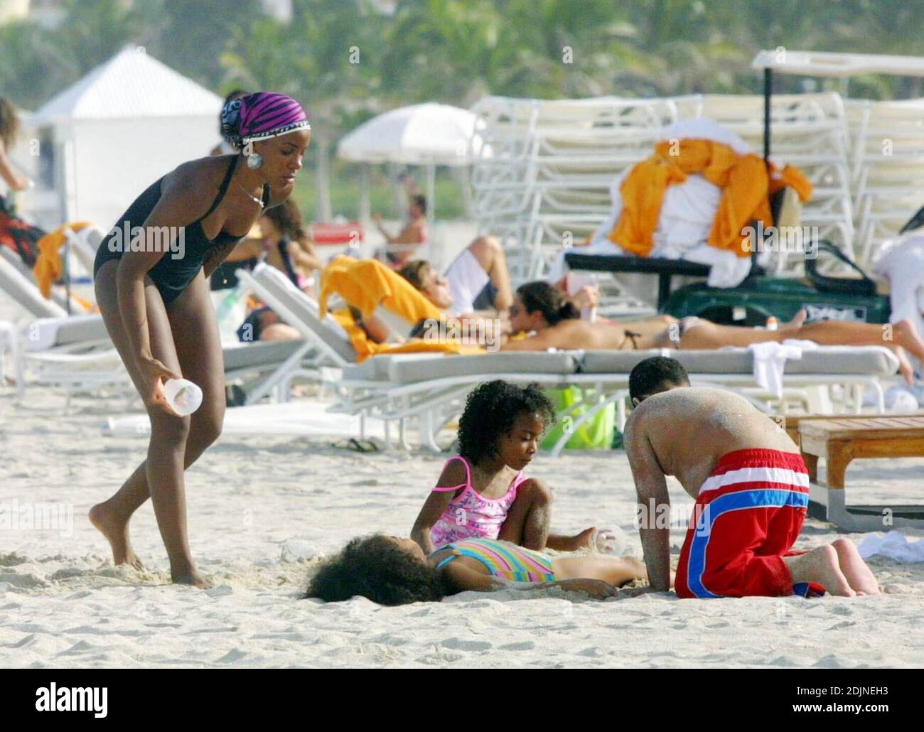 ¡exclusivo! Kelly Rowland of Destiny's Child juega en la arena con sus pequeños amigos en Miami Beach. 07/29/06 Foto de stock