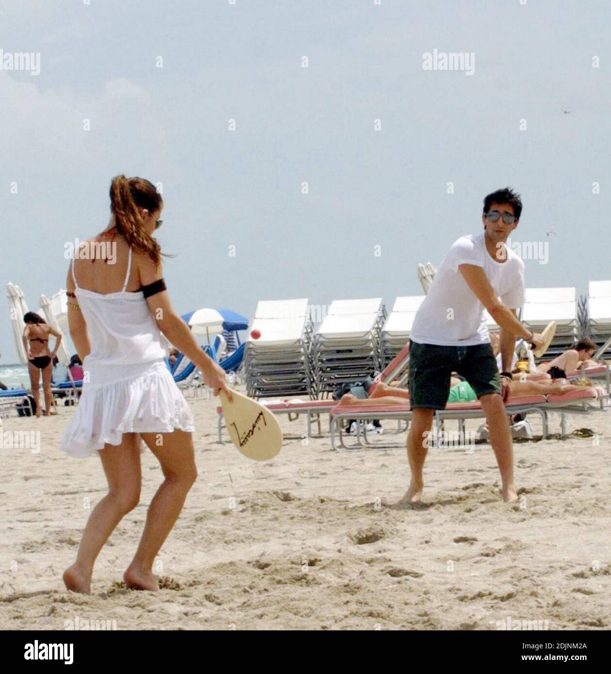 Adrien Brody y su nueva novia la actriz española Elsa Pataky juegan al remo y alisa en Miami Beach, 8/9/06 Foto de stock