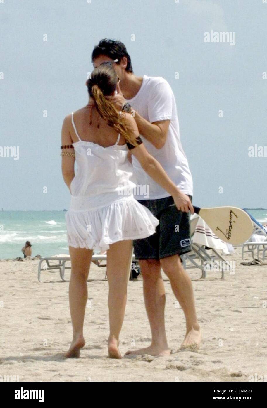 Adrien Brody y su nueva novia la actriz española Elsa Pataky juegan al remo y alisa en Miami Beach, 8/9/06 Foto de stock