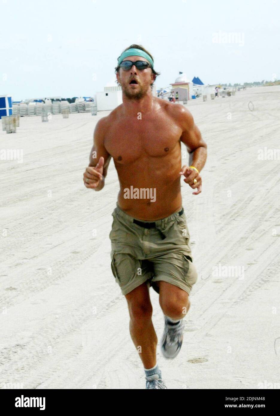 Matthew McConaughey y Lance Armstrong se mantienen en forma durante su estancia en Miami Beach, FL. 8/9/06 Foto de stock
