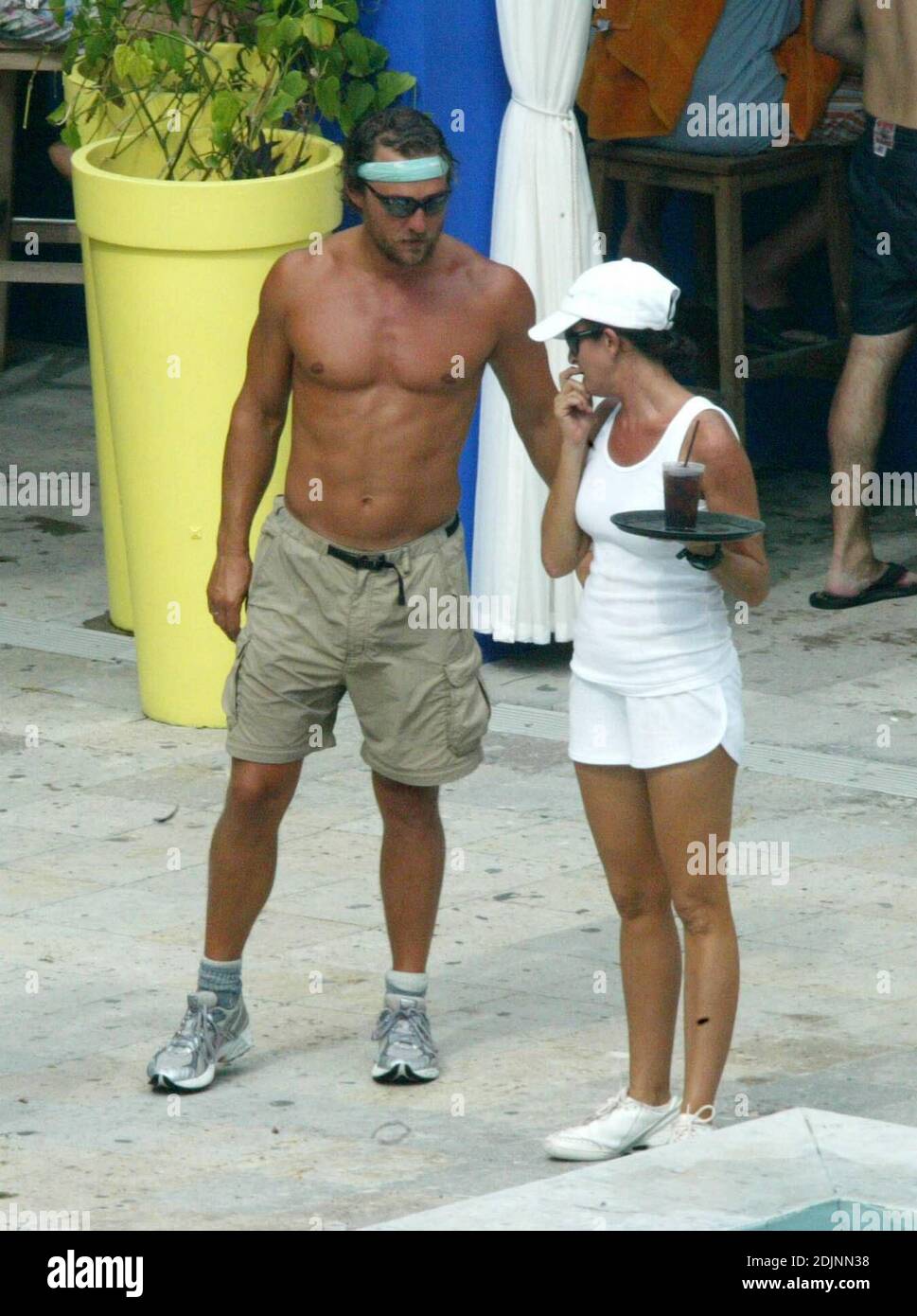 Matthew McConaughey y Lance Armstrong se refrescan en la piscina después de su entrenamiento, disfrutando de la compañía de bellezas de baño en un hotel de Miami Beach, 8/9/06 Foto de stock