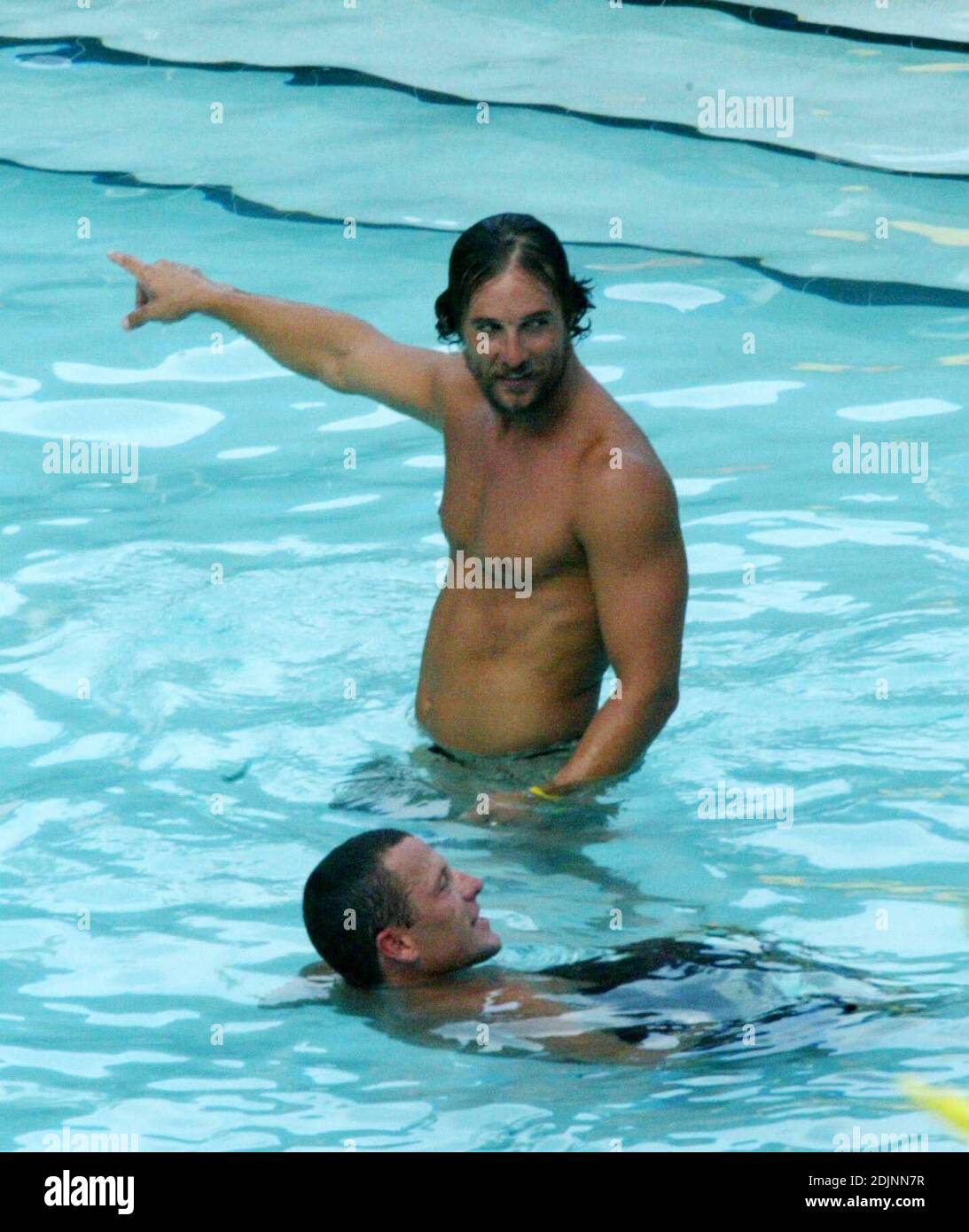 Matthew McConaughey y Lance Armstrong se refrescan en la piscina después de su entrenamiento, disfrutando de la compañía de bellezas de baño en un hotel de Miami Beach, 8/9/06 Foto de stock