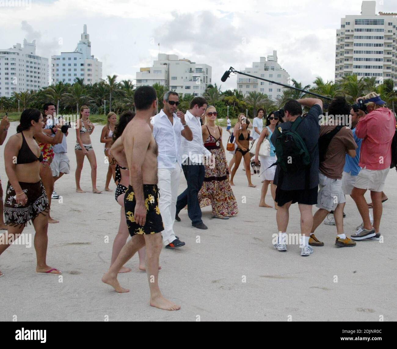 Paris Hilton causó un gran revuelo con fotógrafos y transeúntes en Miami Beach hoy. La heredera esquivó una basura puede golpear durante la acción mientras fue entrevistada para promover su álbum debut 'Paris' en Miami Beach, FL, 8/16/06. Foto de stock