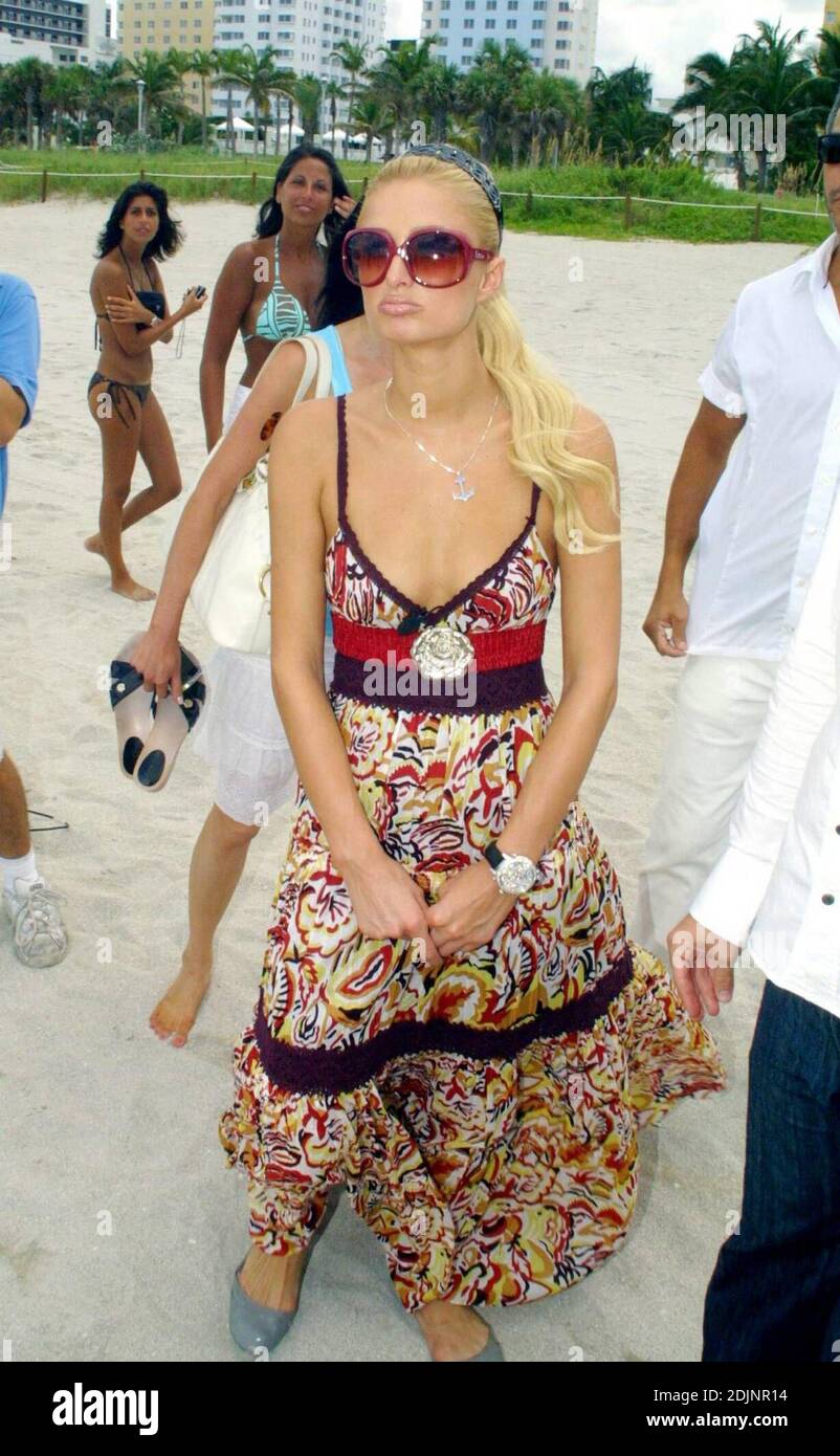 Paris Hilton causó un gran revuelo con fotógrafos y transeúntes en Miami Beach hoy. La heredera esquivó una basura puede golpear durante la acción mientras fue entrevistada para promover su álbum debut 'Paris' en Miami Beach, FL, 8/16/06. Foto de stock