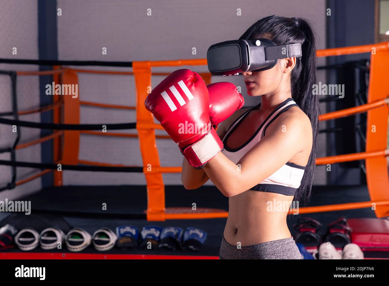 Mujer con simulador de realidad virtual mientras punzaba en boxeo Rink  Fotografía de stock - Alamy