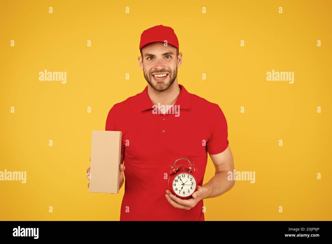 Entrega con nosotros. Entrega a tiempo. Hombre en caja de poste