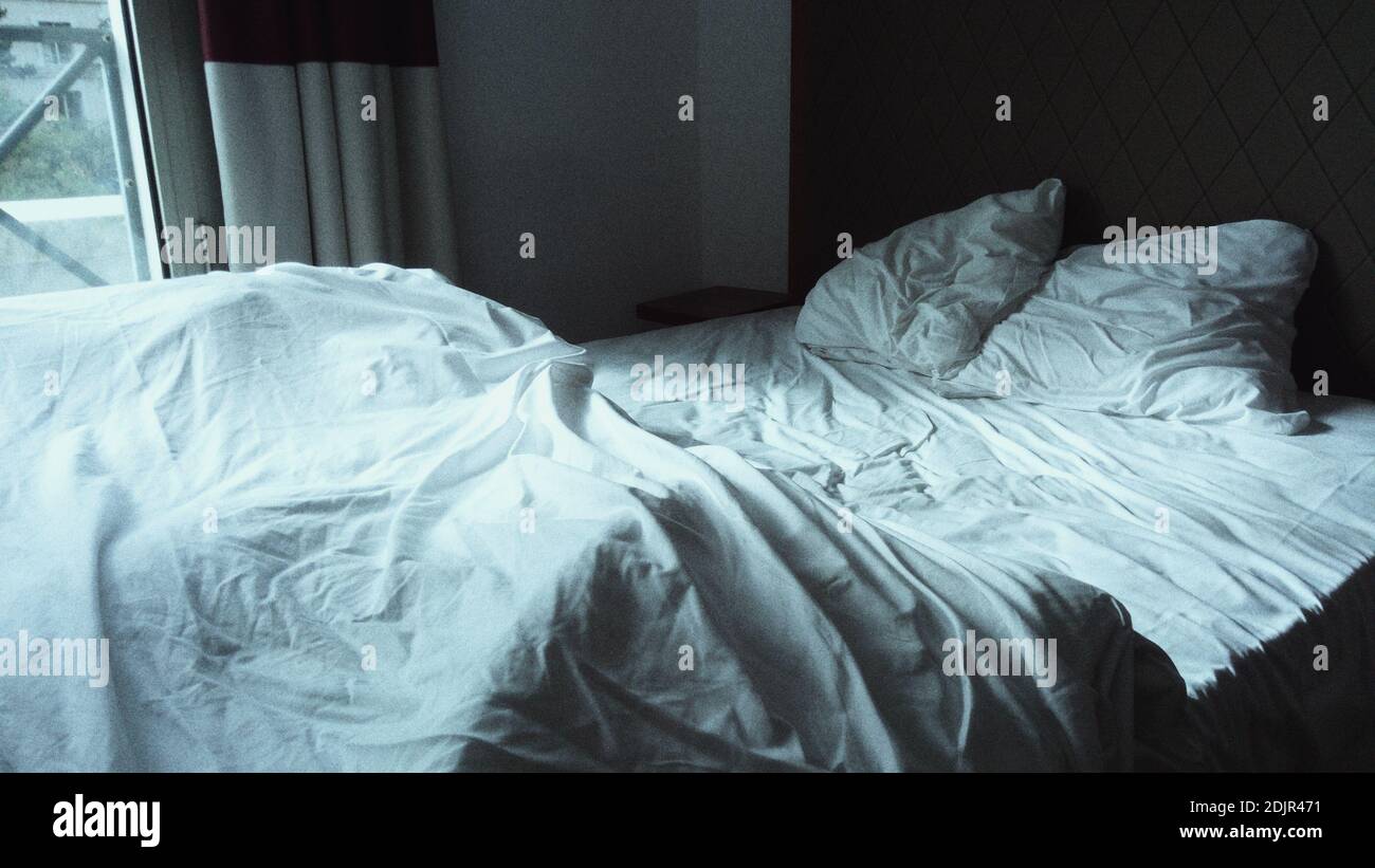 sucias en la cama en casa Fotografía de stock - Alamy