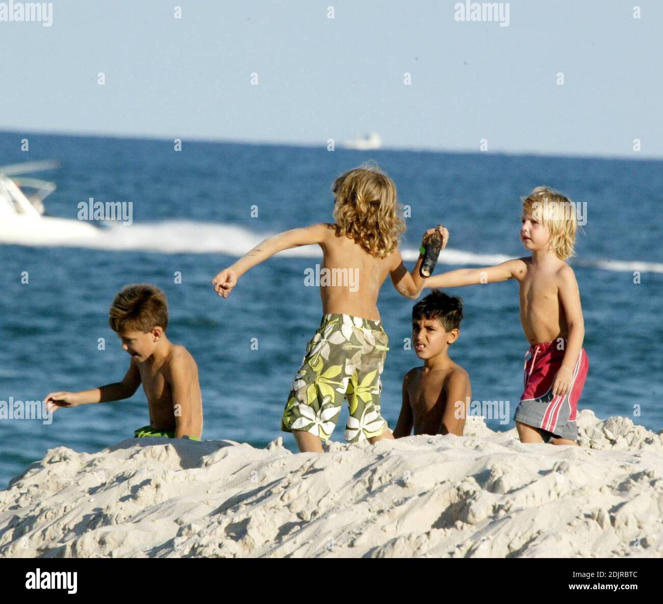 Boris Becker, la novia Sharlely Kerssenberg y sus dos hijos Elías y Noé juegan en una duna de arena. Miami Beach, FL 10/09/06 Foto de stock