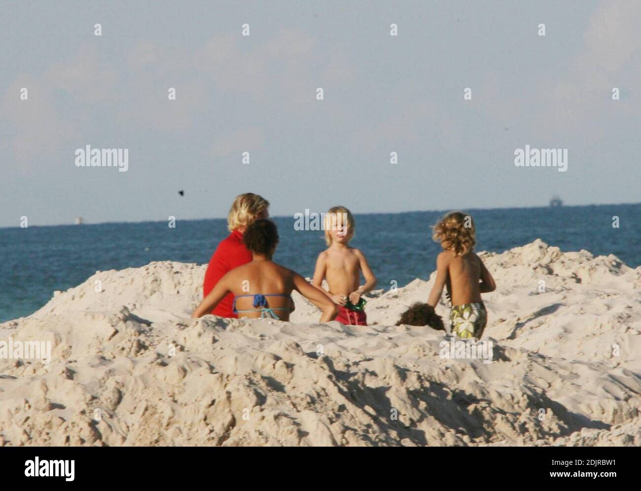 Boris Becker, la novia Sharlely Kerssenberg y sus dos hijos Elías y Noé juegan en una duna de arena. Miami Beach, FL 10/09/06 Foto de stock
