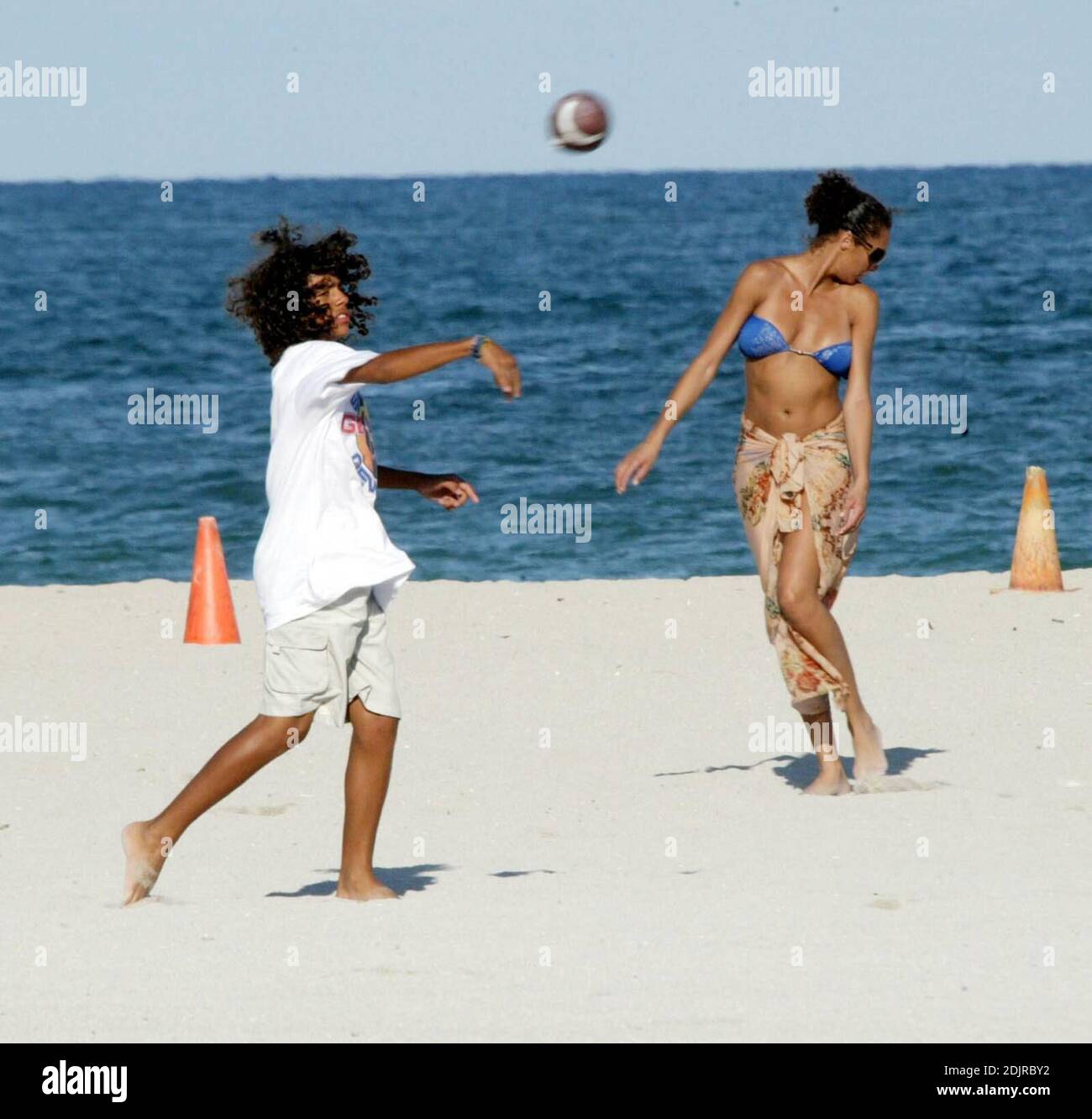 Boris Becker, la novia Sharlely Kerssenberg y sus dos hijos Elias y Noah retozan en la playa jugando al catch con un balón de fútbol. Miami Beach, FL 10/09/06 Foto de stock