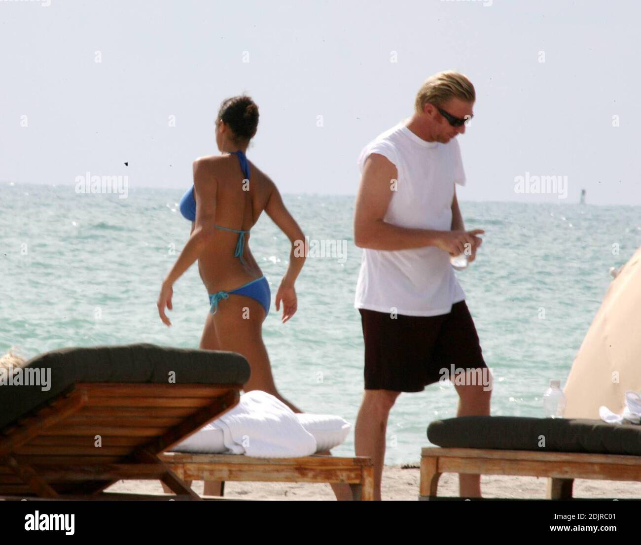 Boris Becker y su novia Sharlely Kerssenberg disfrutan de un baño durante su estancia en Miami Beach, FL 10/09/06 Foto de stock