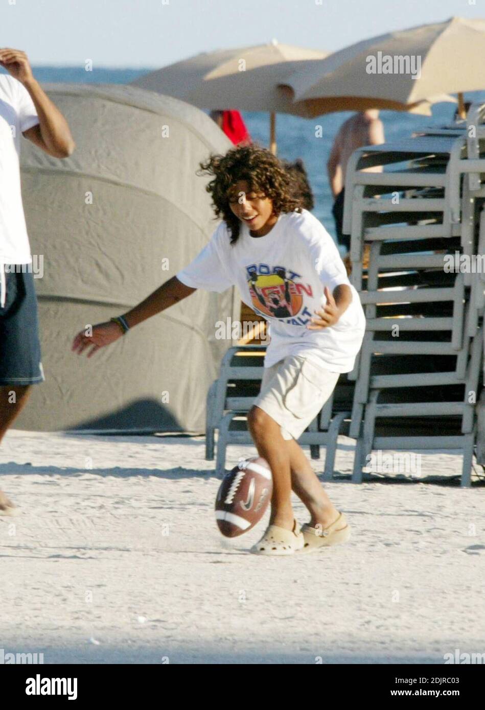Boris Becker, la novia Sharlely Kerssenberg y sus dos hijos Elias y Noah retozan en la playa jugando al catch con un balón de fútbol. Miami Beach, FL 10/09/06 Foto de stock