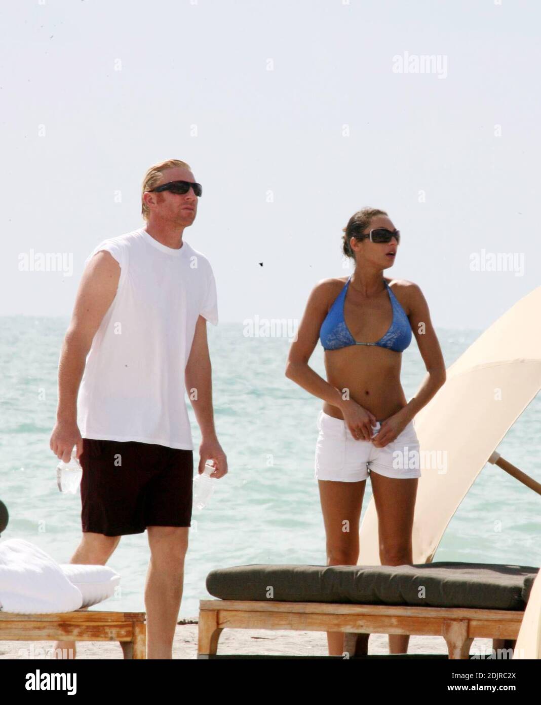 Boris Becker y su novia Sharlely Kerssenberg disfrutan de un baño durante su estancia en Miami Beach, FL 10/09/06 Foto de stock