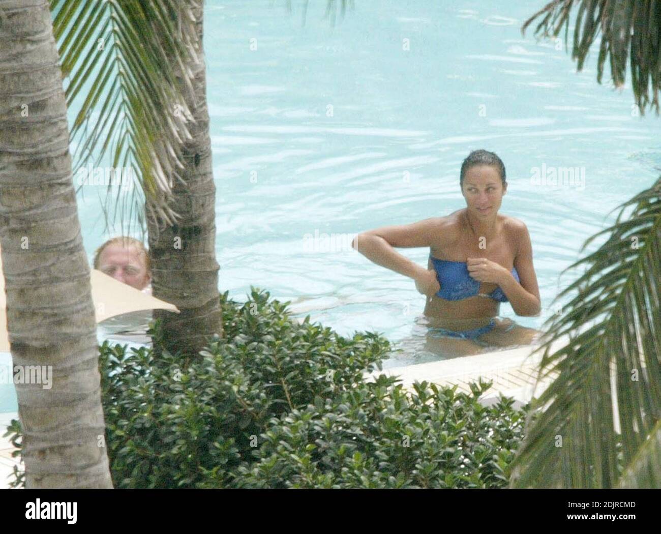 Boris Becker toma un refrescante baño en la piscina con su novia con Sharlely Kerssenberg. Miami Beach FL. 10/10/06 Foto de stock
