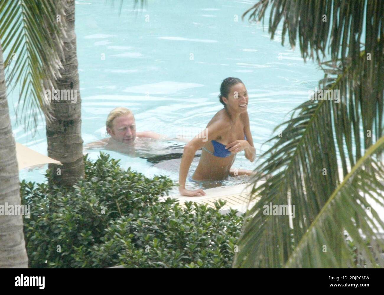 Boris Becker toma un refrescante baño en la piscina con su novia con Sharlely Kerssenberg. Miami Beach FL. 10/10/06 Foto de stock