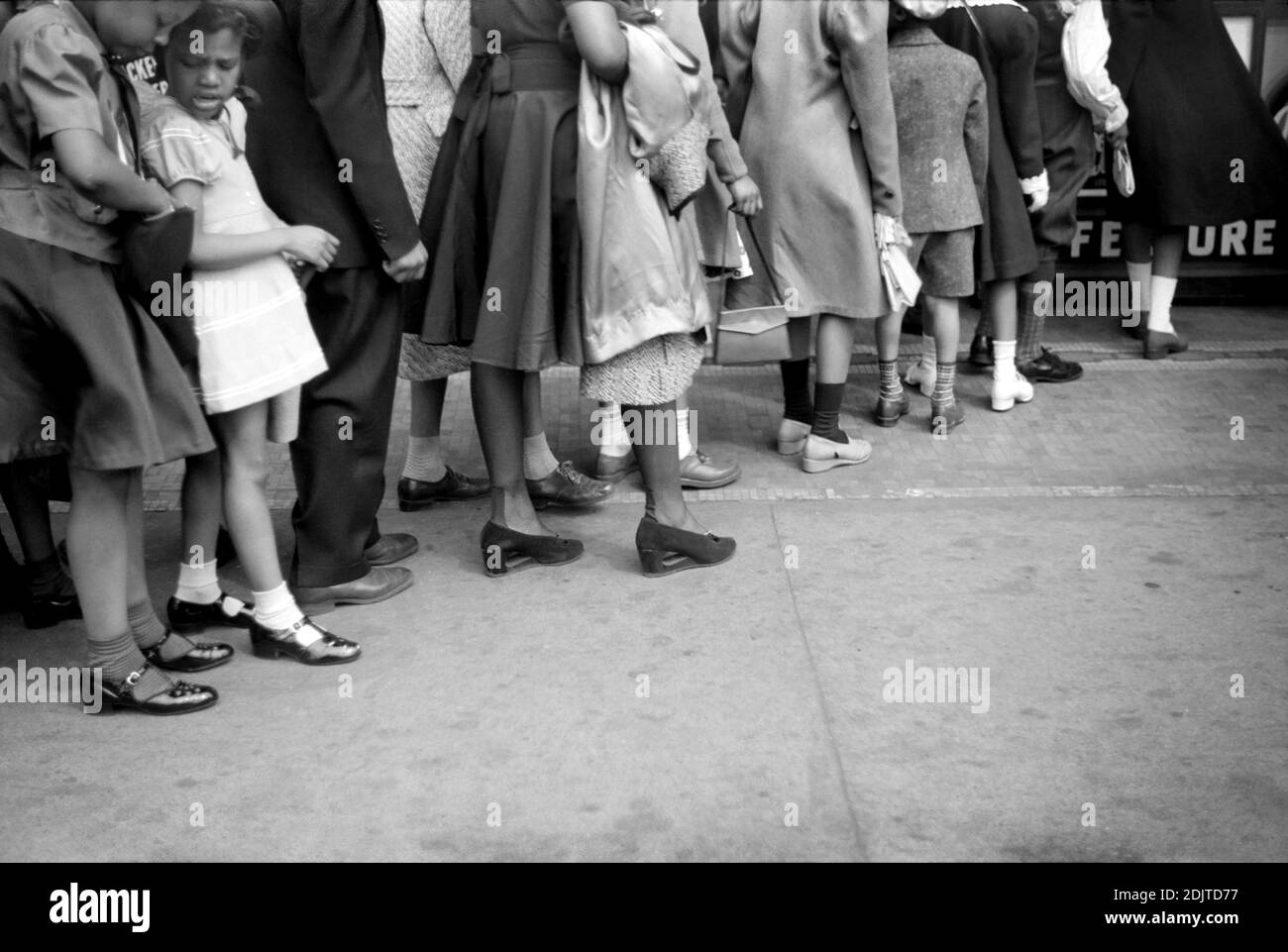 Niños frente a Moving Picture Theatre, Domingo de Pascua Matinee, Black Belt, Chicago, Illinois, EE.UU., Edwin Rosskam para la Administración de Seguridad Agrícola de EE.UU., abril de 1941 Foto de stock