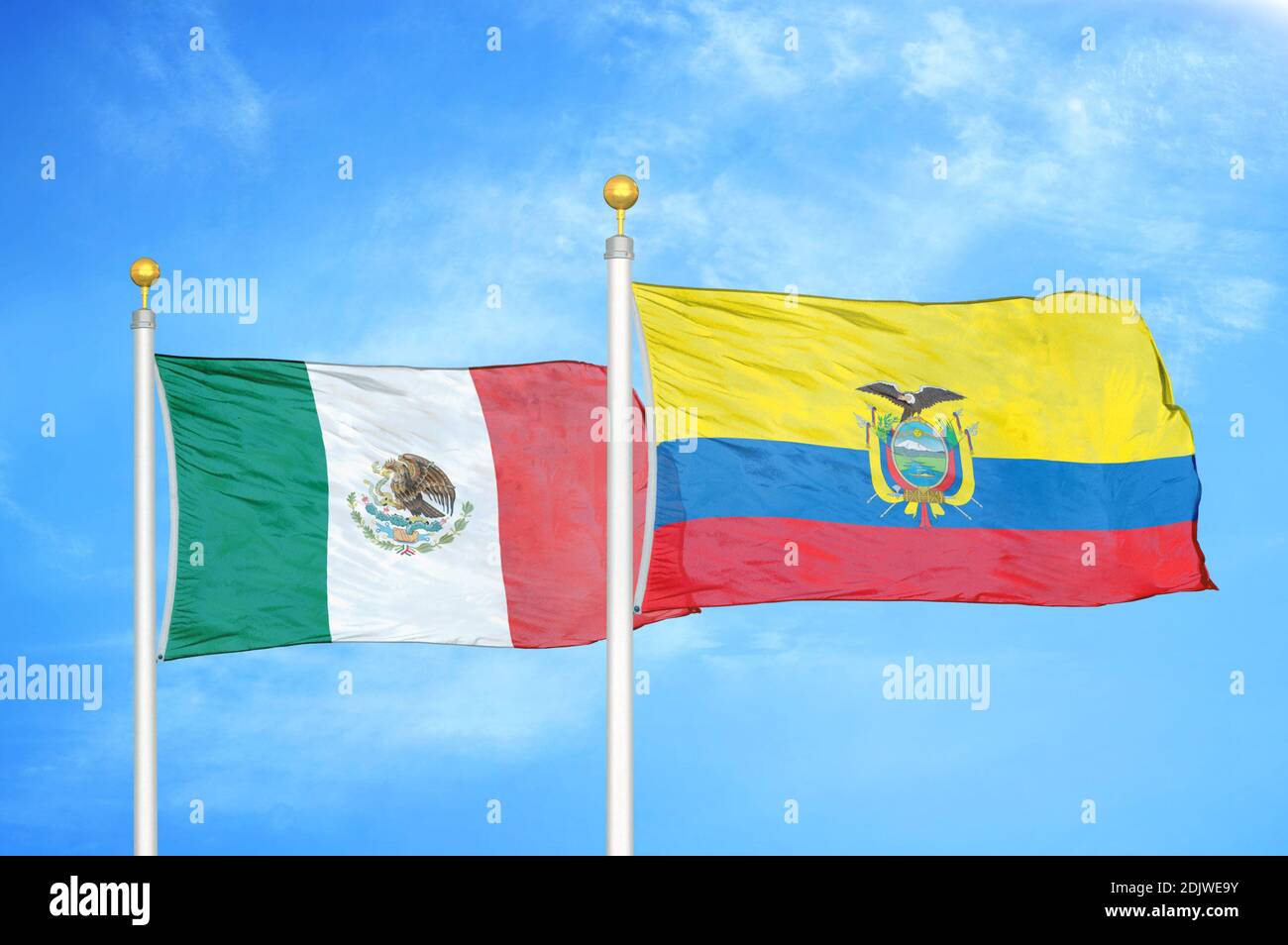 México y Ecuador dos banderas en los postes de bandera y azul nublado