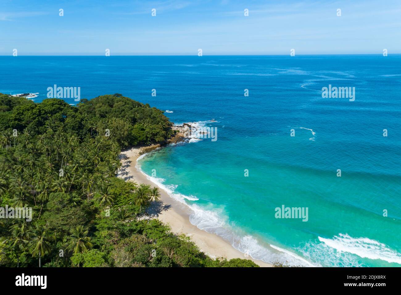 Un alto ángulo de vista de mar contra el cielo Foto de stock