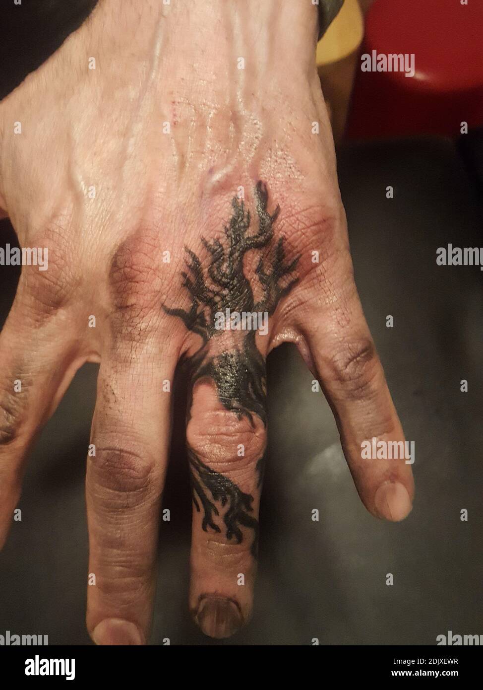 Close-up de la mano del hombre con tatuaje Fotografía de stock - Alamy