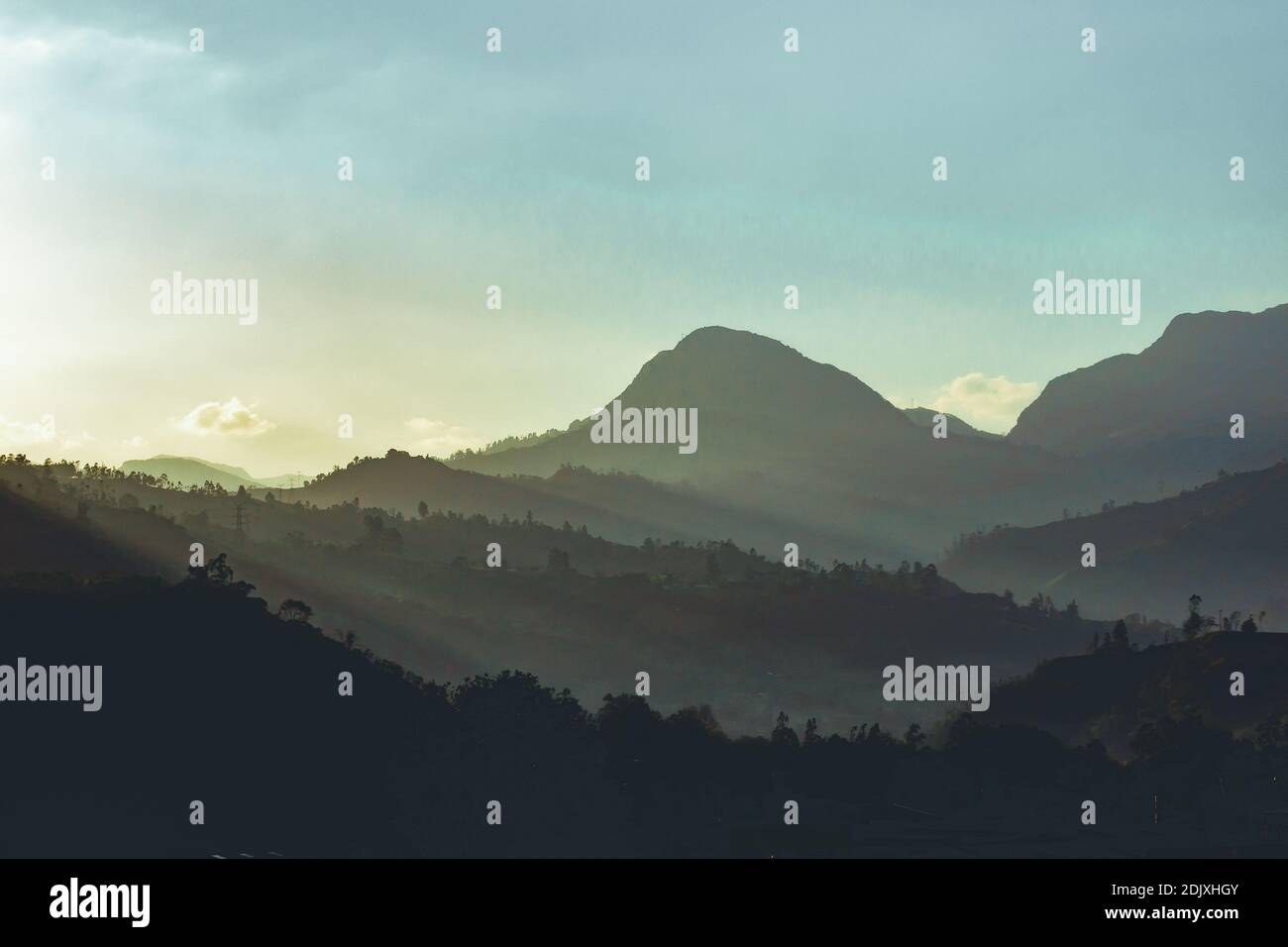Vista panorámica de las montañas de silueta contra el cielo durante la puesta de sol Foto de stock