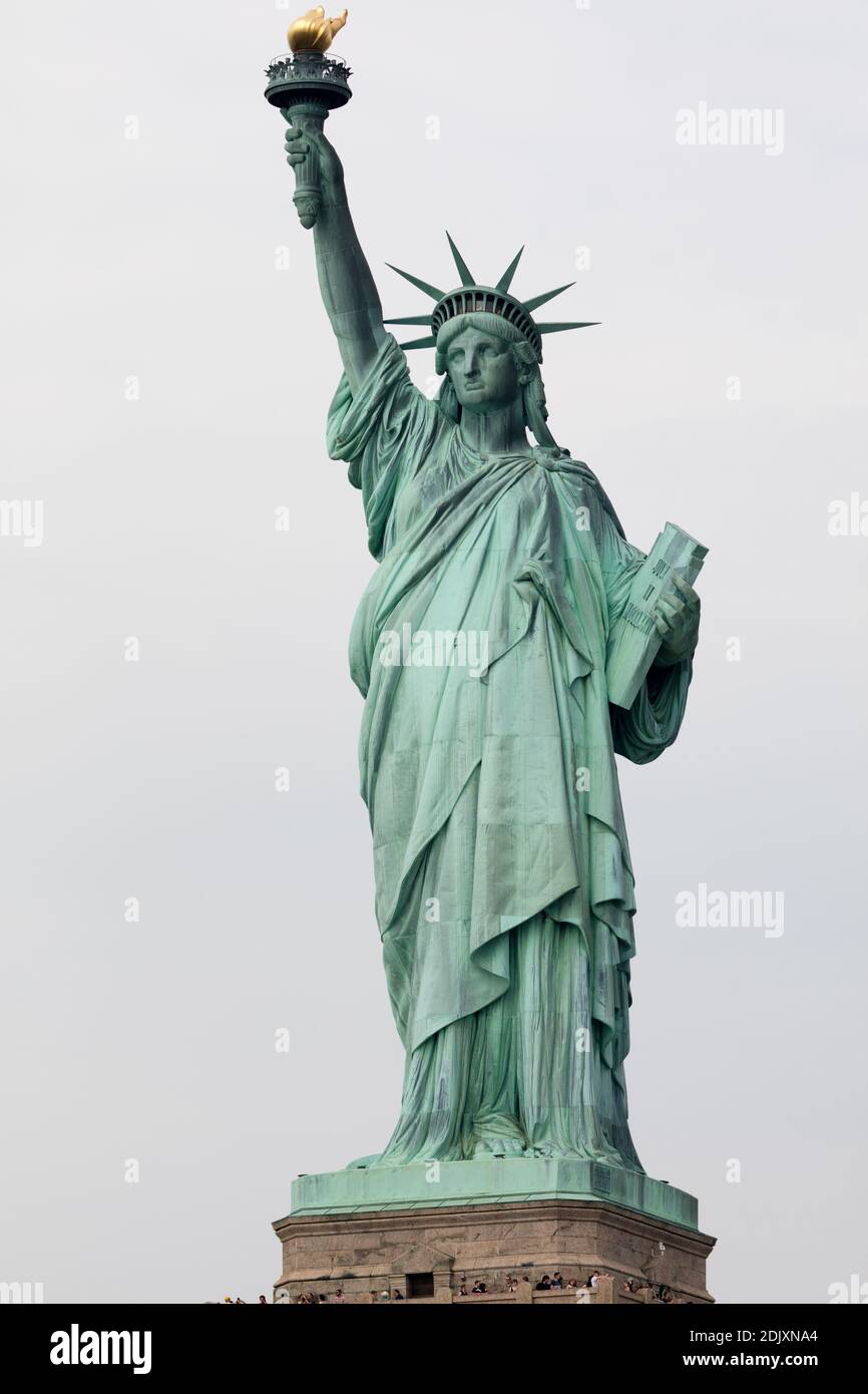 La Estatua de la Libertad es una colosal escultura neoclásica en la Isla de  la Libertad en el puerto de Nueva York en la ciudad de Nueva York, la  estatua de cobre,