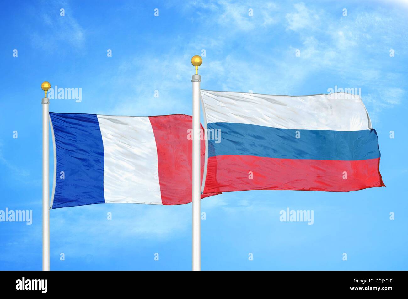 Francia y Rusia dos banderas en los flagpolos y azul nublado cielo  Fotografía de stock - Alamy