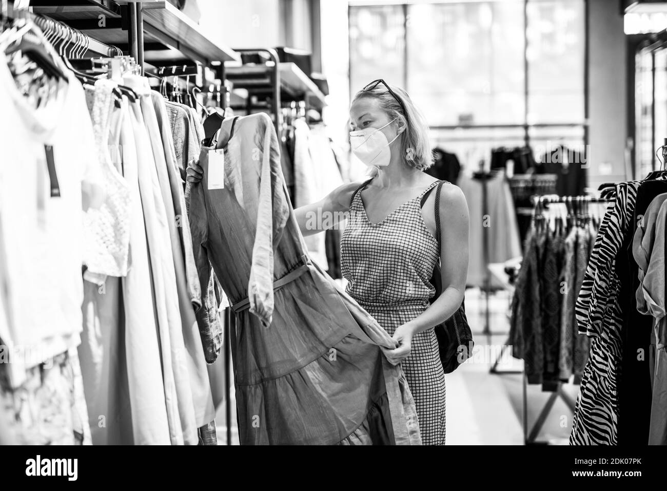 Chica en tienda de ropa Imágenes de stock en blanco y negro - Alamy