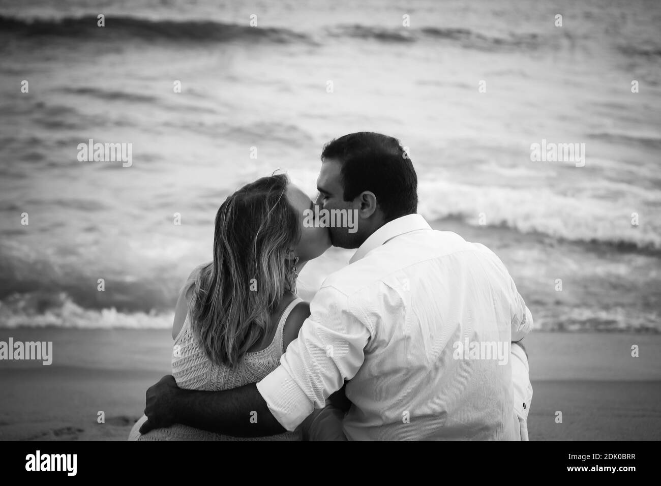 Vista trasera de besos para parejas en la playa Fotografía de stock - Alamy Vista trasera de besos para parejas en la playa Fotografía de stock - Alamy