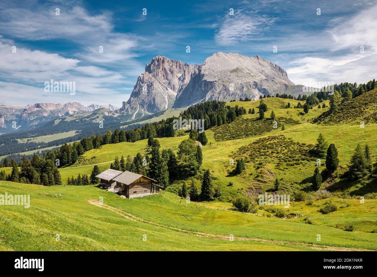 Tradicionales cabañas de montaña en los pastos de la alpe di siusi, con el Sassopiatto / Plattkofel en el fondo, provincia de bolzano, Tirol del Sur / Südtirol, Italia, Europa Foto de stock