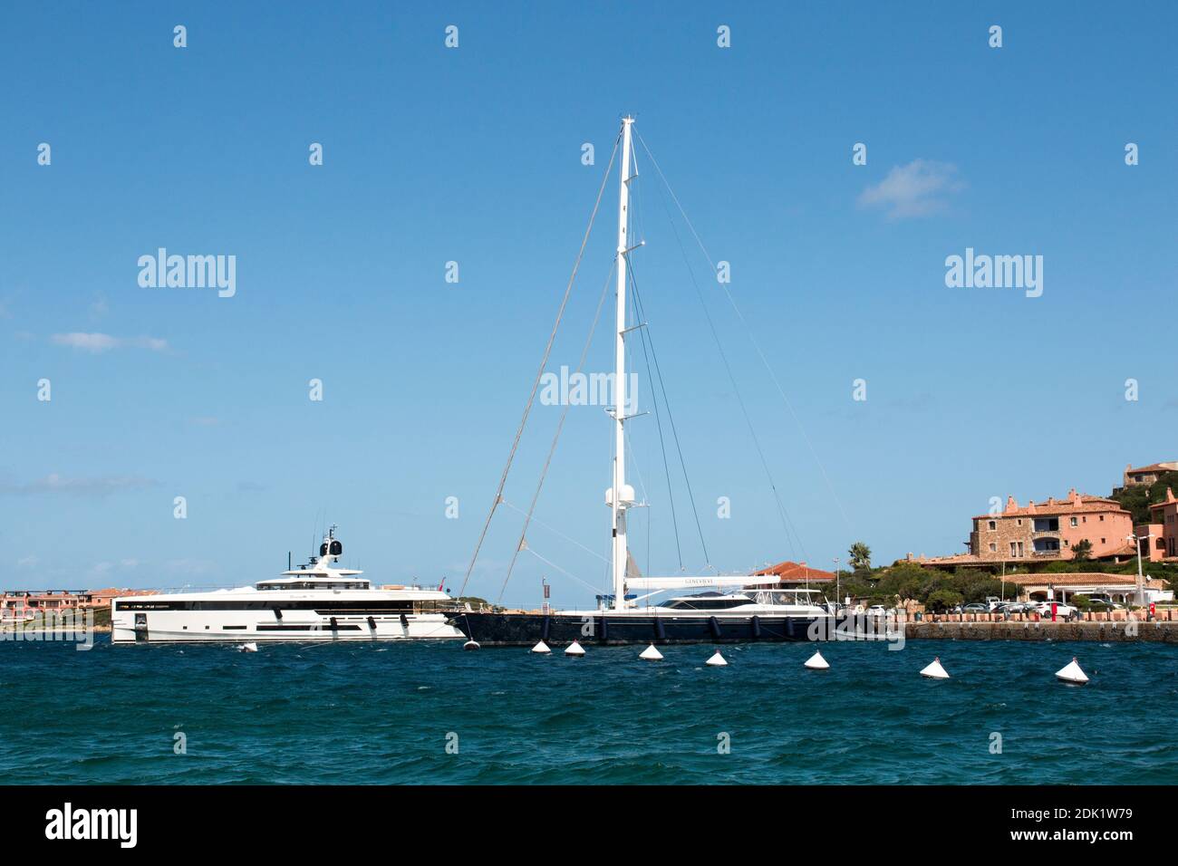 Hafen von Porto Cervo, Sardinien, Italien, Mittelmeer, Yachten, Klippen Foto de stock