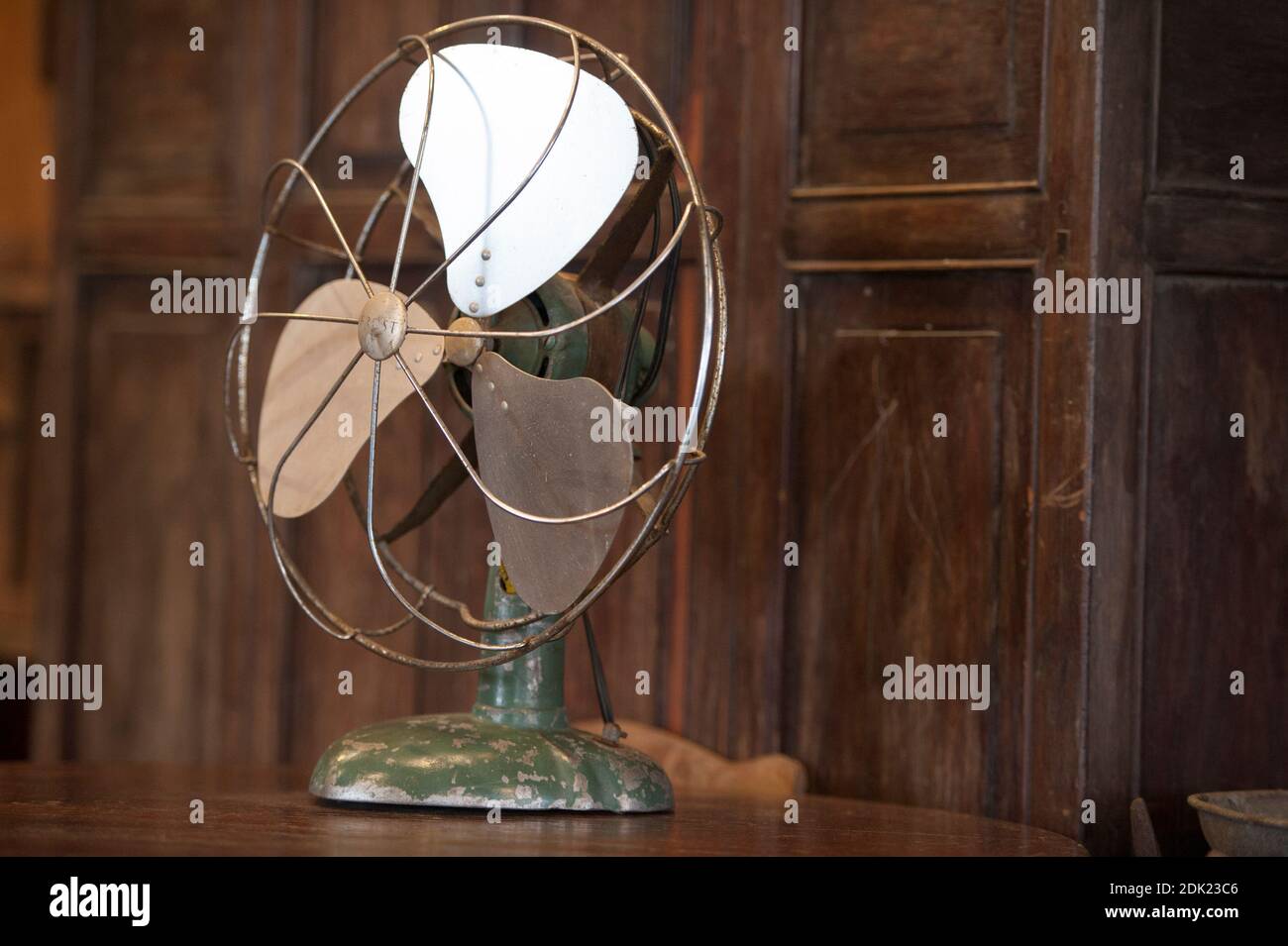 Primer plano del antiguo ventilador eléctrico en la mesa en casa Fotografía  de stock - Alamy