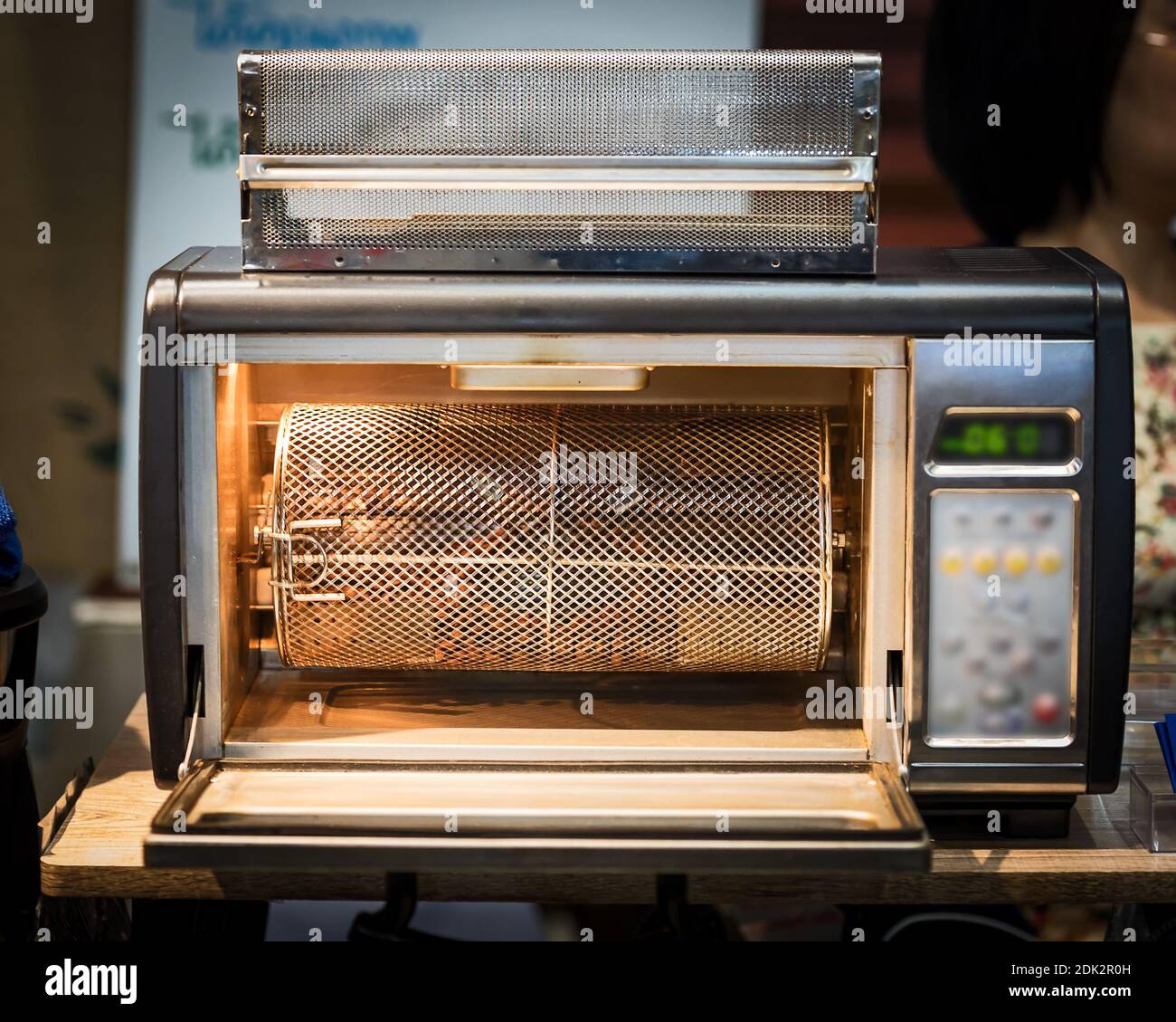 Primer plano del antiguo microondas al aire libre Fotografía de stock -  Alamy