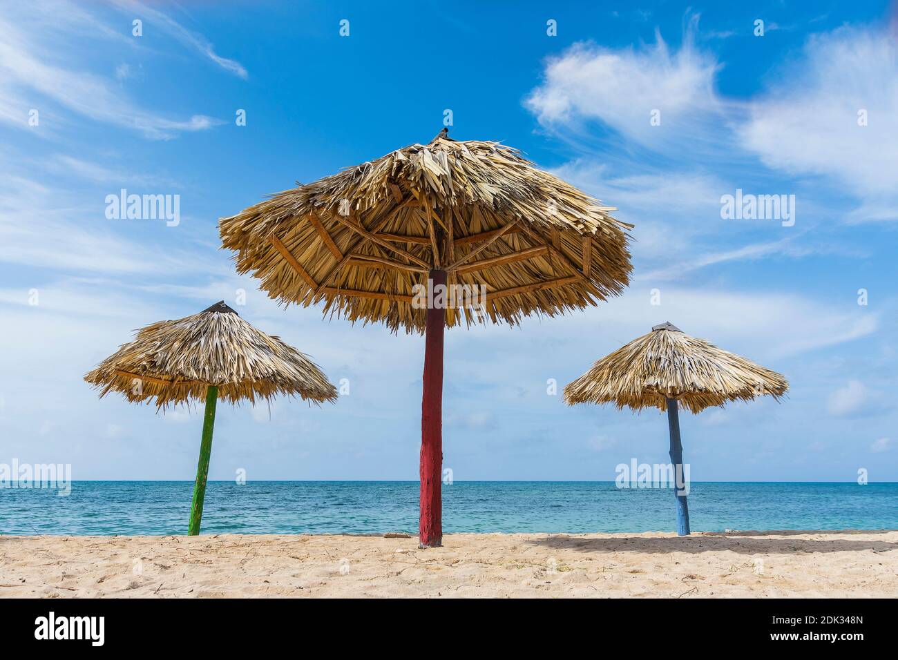 Sombrillas rústicas en Beach Against Sky Fotografía de stock - Alamy