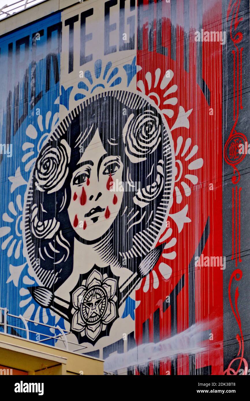 Una imagen de 10 metros de altura de Marianne, que comenzó como un regalo a la ciudad por Shepard ‘obedecer’ Fairey, ha sido modificada por un grupo de artistas anónimos, que agregó lágrimas en la cara del símbolo nacional francés. Fairey, entre cuyos trabajos más famosos se encuentra el icónico cartel de la ‘esperanza’ realizado para la campaña de Barack Obama en 2008, produjo a Marianne en conmemoración de las víctimas de los ataques terroristas de 2015 en París. Un mural gigante de la imagen fue pintado en el distrito 13 de París al año siguiente. El domingo por la noche, alguien agregó lágrimas rojas en la cara de Marianne, al parecer respondiendo a un llamado para protestar contra el polic Foto de stock