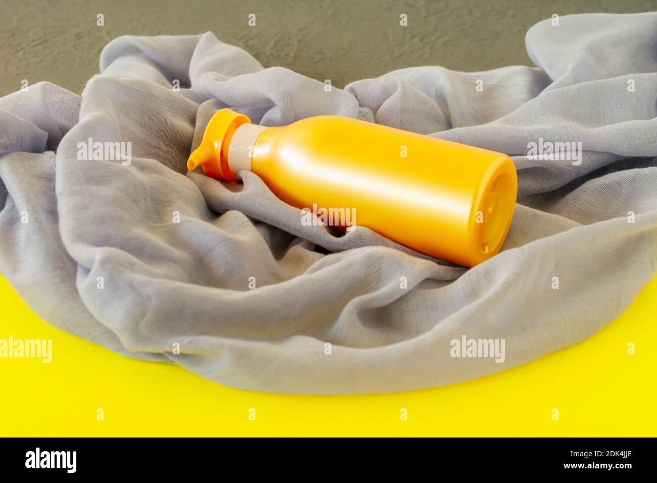 Tratamiento de spa y concepto de cuidado corporal en colores de la Año 2021 - amarillo iluminante y último gris Foto de stock