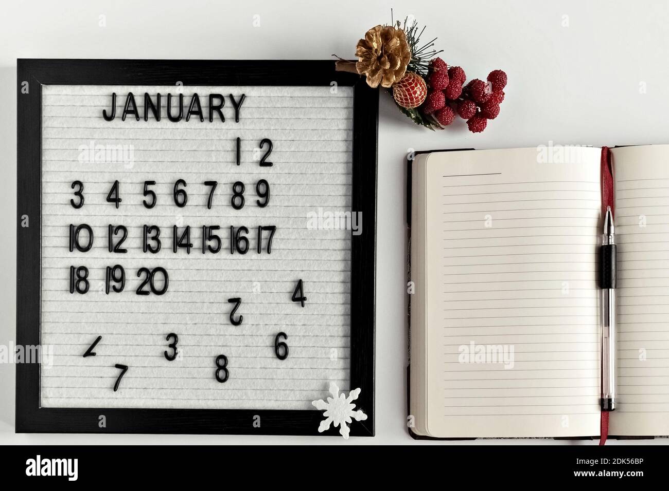Bloc de notas para tomar notas de objetivos y planes para el nuevo año,  calendario y la decoración del árbol de Navidad en el escritorio Fotografía  de stock - Alamy