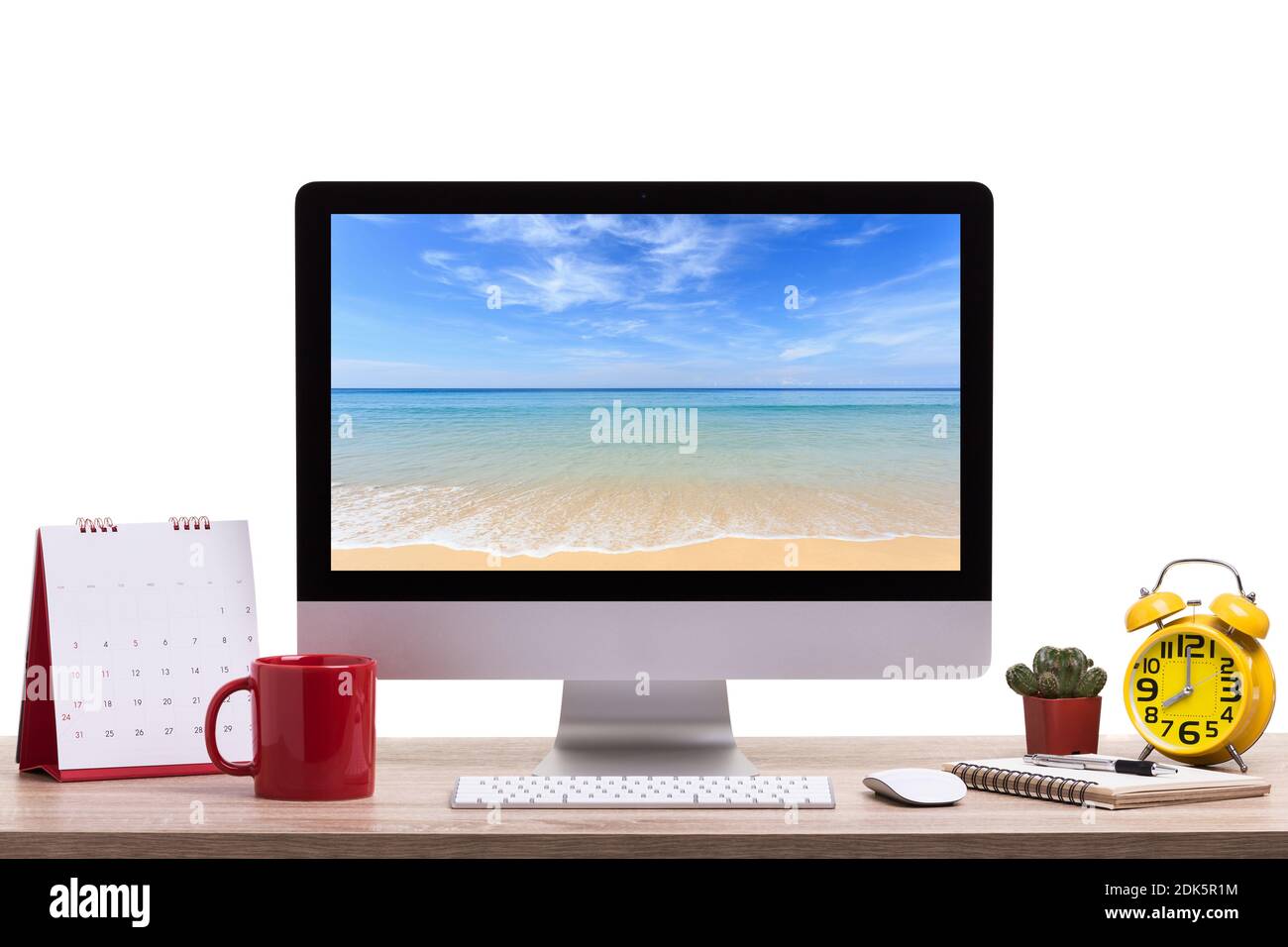 Computadora con suministros de oficina en escritorio contra fondo blanco  Fotografía de stock - Alamy