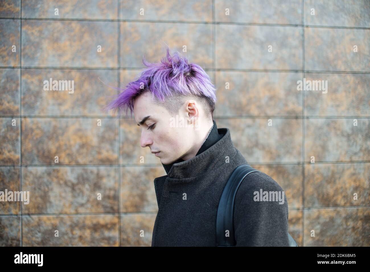 Hombre con el pelo teñido contra la pared Fotografía de stock - Alamy