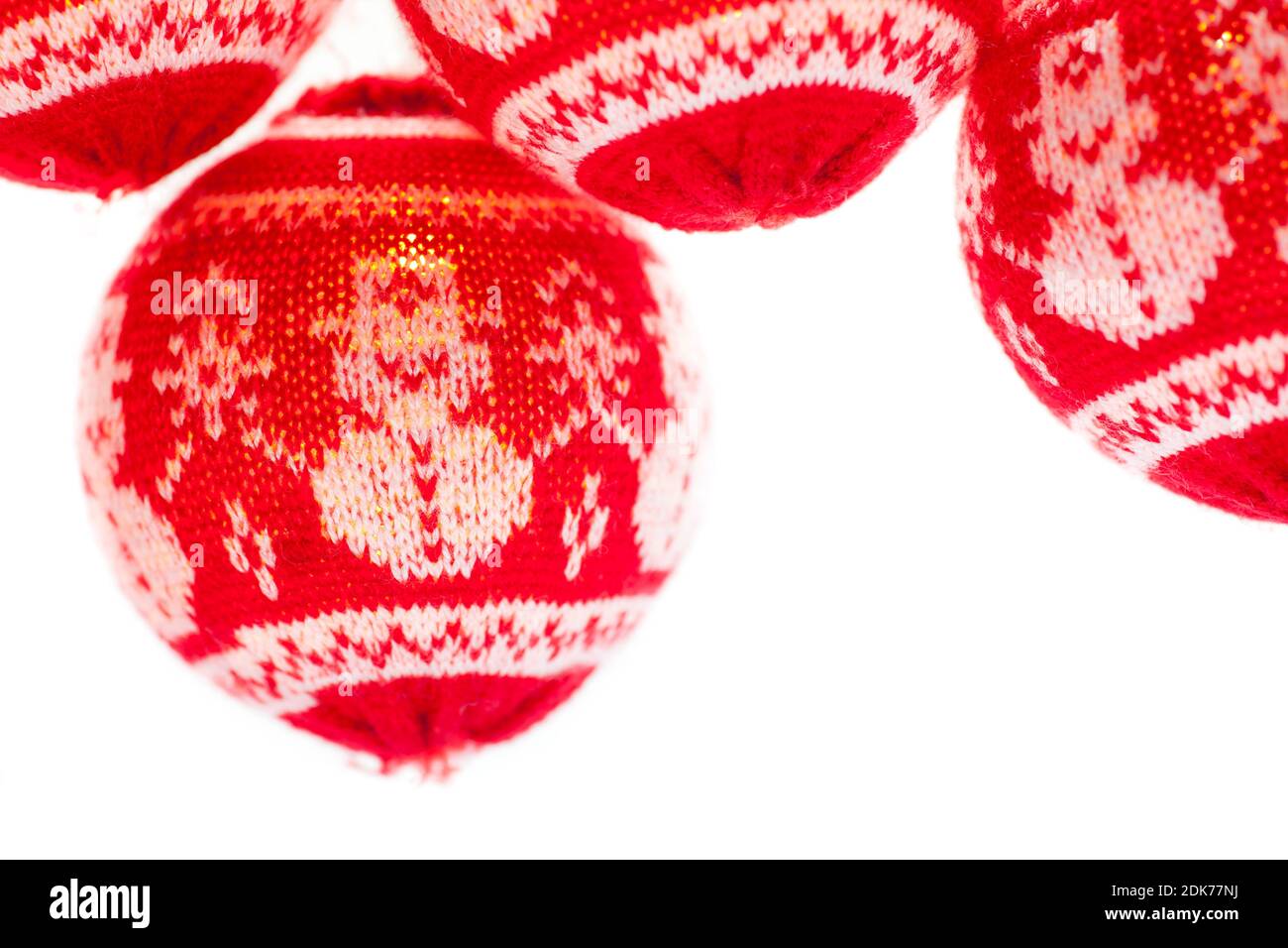 Primer plano de bolas de Navidad iluminadas con muñeco de nieve - aguja de lana - aislado sobre blanco Foto de stock