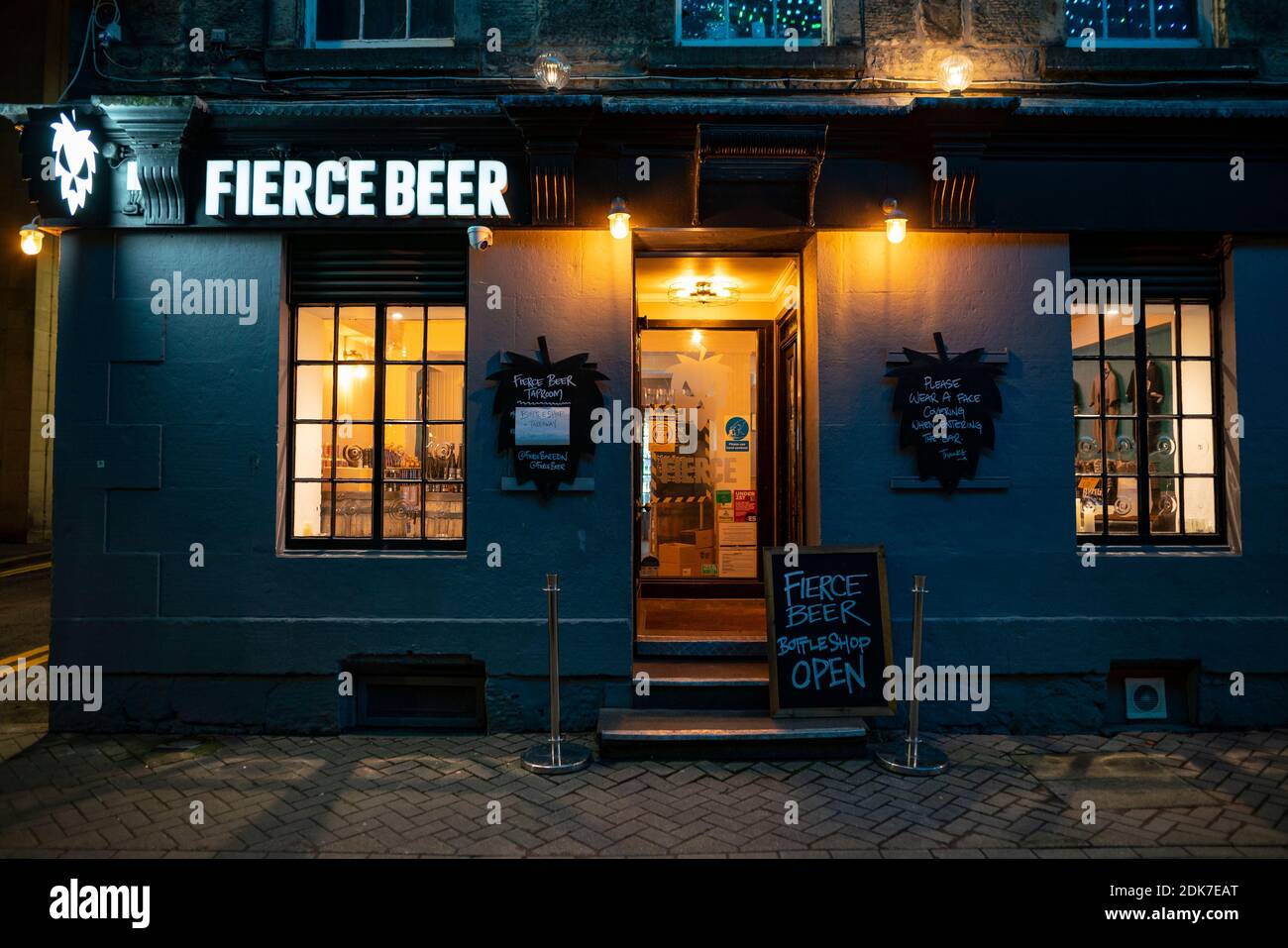 Edimburgo, Escocia, Reino Unido. 14 de diciembre de 2021. La ciudad de Edimburgo se mantiene en el nivel 3 de cierre, lo que significa que los bares y restaurantes deben cerrar a las 6 pm y no vender alcohol. La mayoría de los bares han decidido permanecer cerrados, el martes verá al Gobierno escocés anunciar si la ciudad se relajará en el nivel 2 o permanecerá en el nivel 3. Fierce Beer pub en Rose Street ofrece cerveza para llevar. Iain Masterton/Alamy Live News Foto de stock