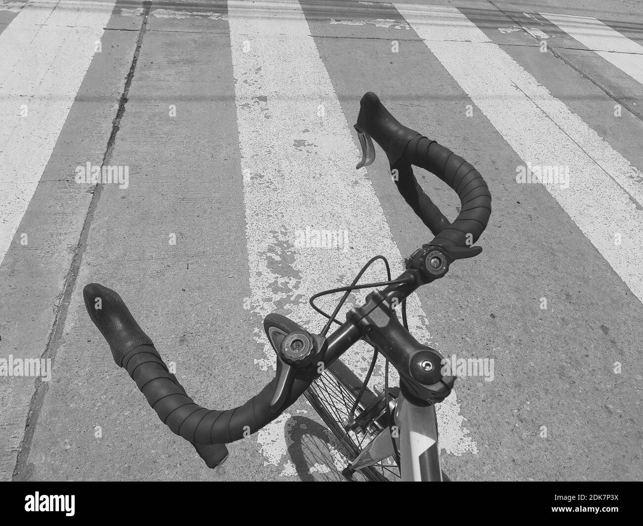 Un alto ángulo de visualización del manillar de la bicicleta en la carretera  Fotografía de stock - Alamy