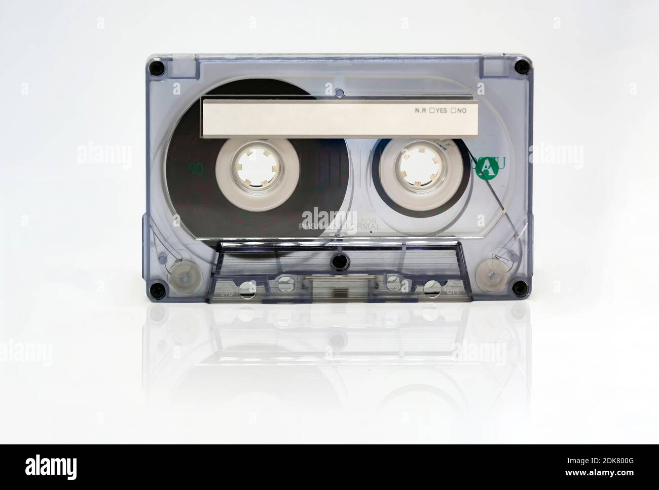 Casete de audio transparente de 90 minutos con etiqueta adhesiva en blanco. Lado A del cassette. Cinta magnética y reproducción de audio de los años 70 y 80. VIN Foto de stock