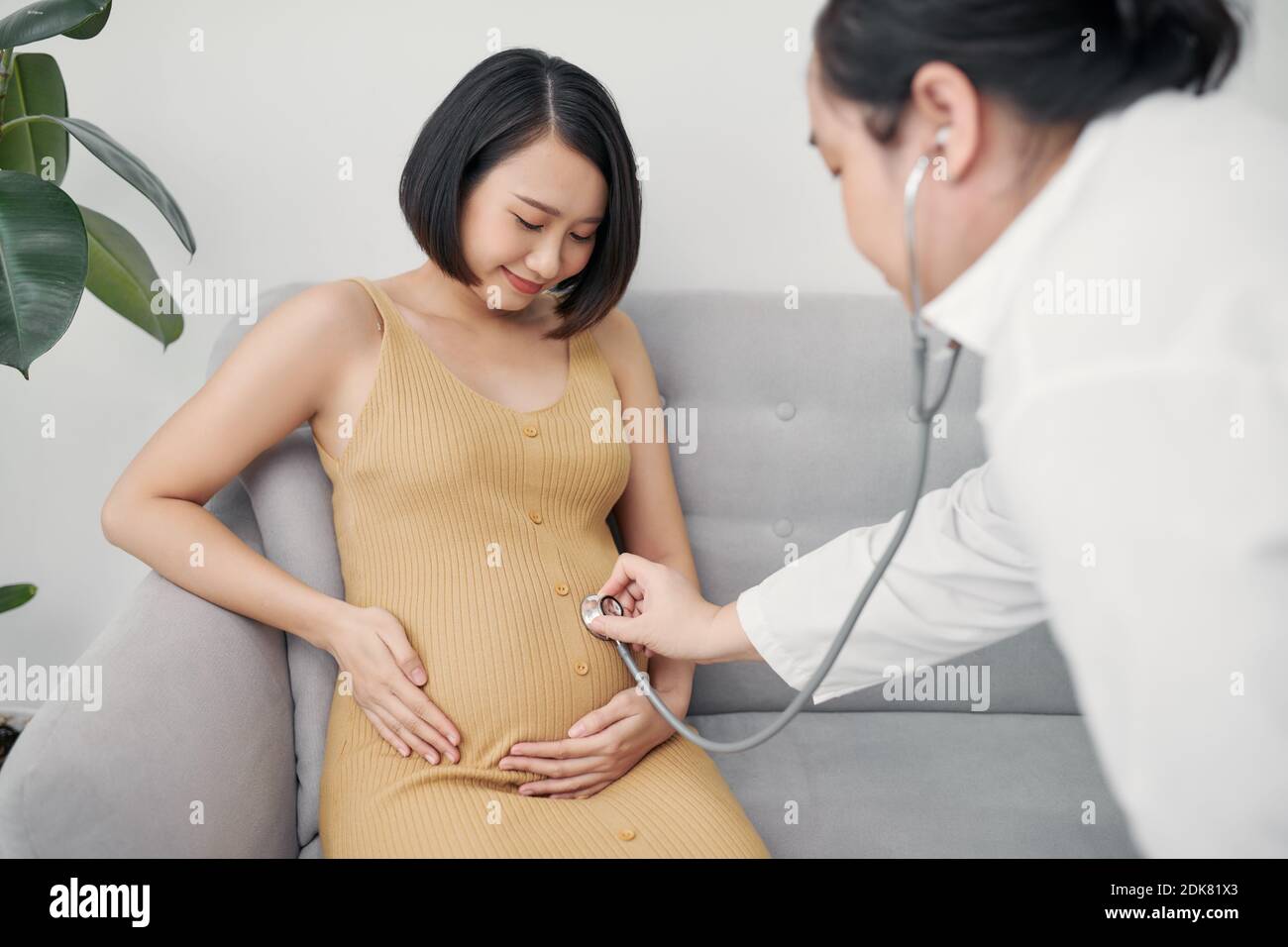 Doppler Fetal Para Escuchar En Un Latido Del Corazón De La Mujer Embarazada  De Un Niño Y De Una Imagen De Un Ultrasonido Del Emba Foto de archivo -  Imagen de escuche