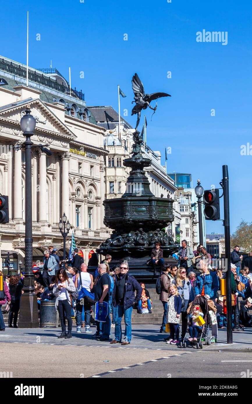 Londres, Reino Unido, 1 de abril de 2012 : Eros el dios griego de la estatua de amor en Piccadilly Circus lleno de turistas que es un destino turístico popular attr Foto de stock