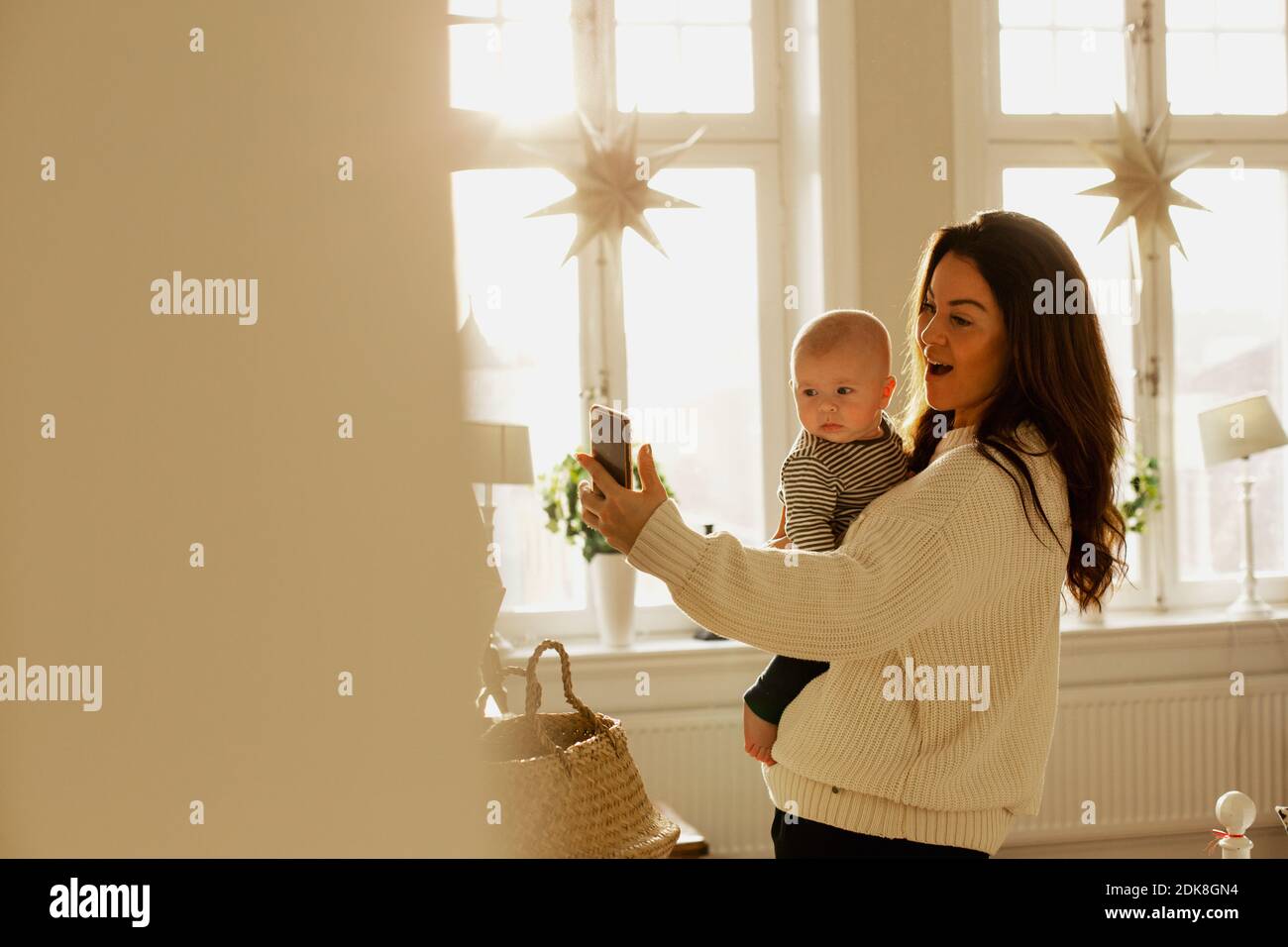 Madre tomando selfie con el bebé Foto de stock