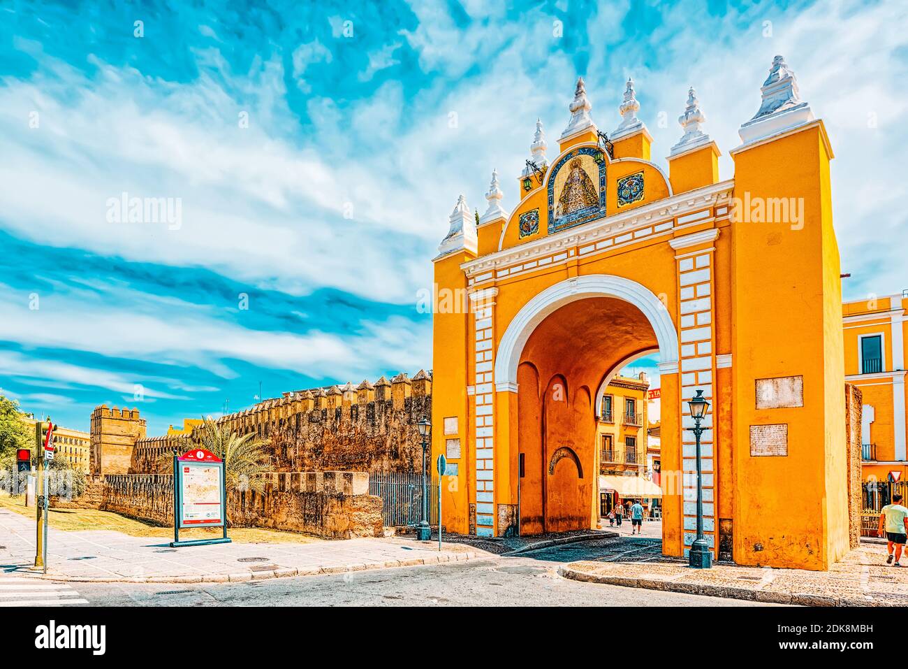 Sevilla, España - 08 de junio de 2017 : Arco de la Macarena Sevilla (en el  muro de muralla almohade de Sevilla) son una serie de muros defensivos que  rodean las juntas